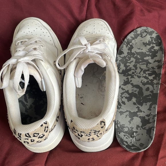 Nike uptown white sneakers with leopardo size 9 - Picture 5 of 5